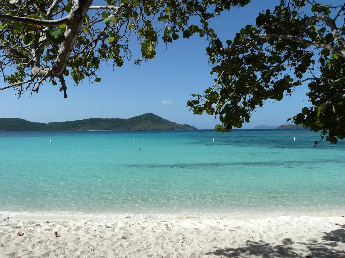 Weißer Sand und türkises Wasser am Lindquist Beach