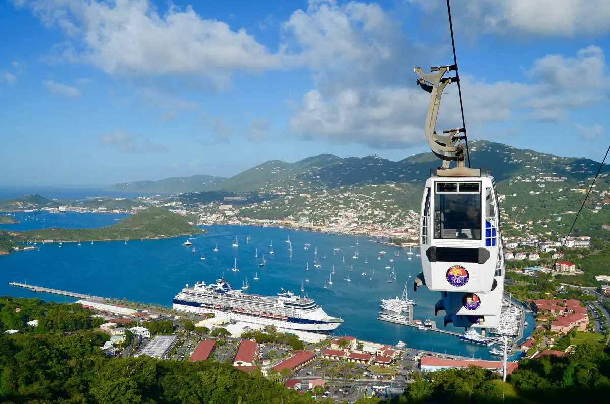 Eine Gondel des Skyride über dem Hafen von Charlotte Amalie und einem Kreuzfahrtschiff